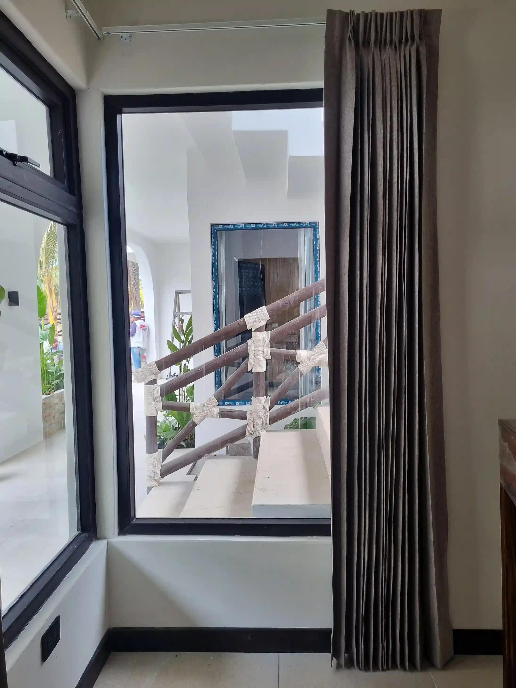 Diseño decorativo premium en ventana